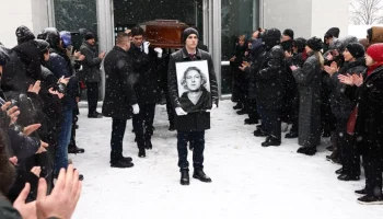 Церемония прощания с режиссером Олейниковым завершилась в Москве