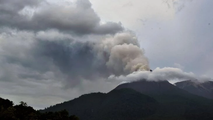 Detik: извержение вулкана Левотоби в Индонезии привело к гибели 10 человек Detik: извержение вулкана Левотоби в Индонезии привело к гибели 10 человек