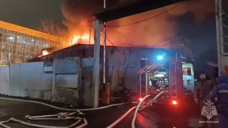 Автосервис загорелся на юго-востоке Москвы Автосервис загорелся на юго-востоке Москвы