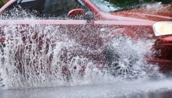 ЦОДД призвал водителей соблюдать скоростной режим из-за ожидаемой грозы в Москве