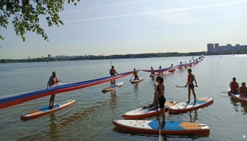 Огромный флаг России развернули над Строгинской поймой