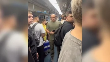 Мужчина оскорбил девушку и выгнал ее из вагона метро в Москве