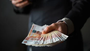 Росстат: Зарплаты в России превысили 200 тысяч рублей в трех отраслях экономики