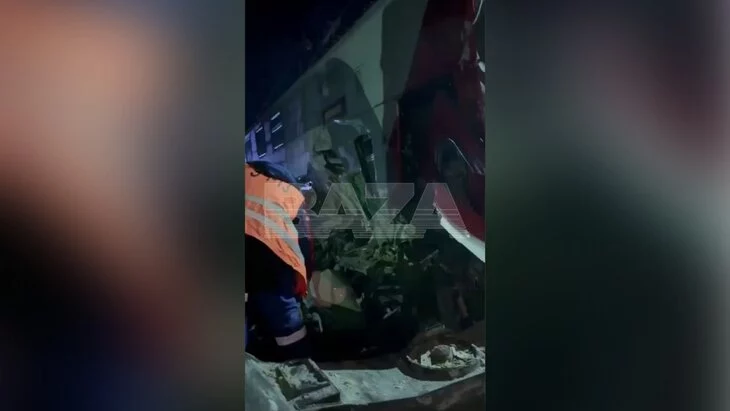 Один человек оказался зажат в вагоне после столкновения поездов в Мурманской области Один человек оказался зажат в вагоне после столкновения поездов в Мурманской области