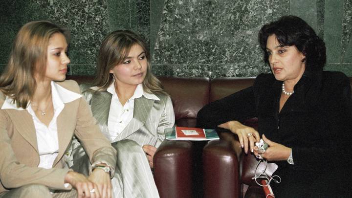 С гимнастками Алиной Кабаевойи Ириной Чащиной, 2003 год / Фото: РИА Новости 