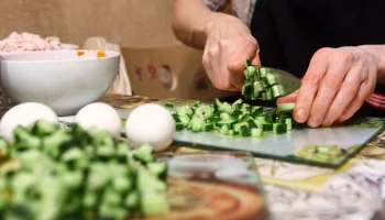 Стало известно, на сколько подорожал набор продуктов на салат оливье