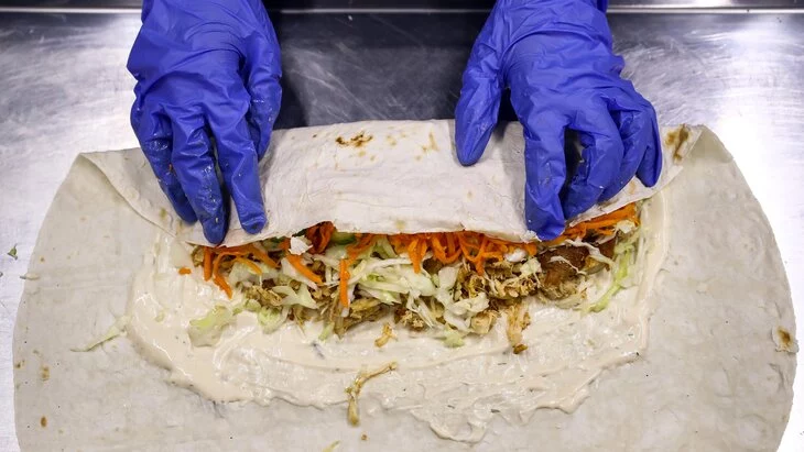 Роспотребнадзор начал проверку по факту отравления шаурмой 29 человек в Москве Роспотребнадзор начал проверку по факту отравления шаурмой 29 человек в Москве