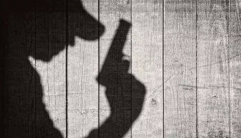 Москвич попытался обменять в магазине самодельный пистолет на бутылку водки