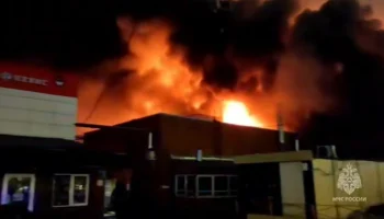 Здание Правобережного рынка загорелось в Санкт-Петербурге