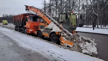 Городские службы продолжают очищать дороги от снега после снегопада