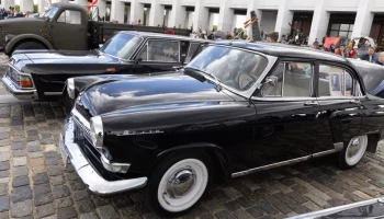 Около 250 ретроавтомобилей представили москвичам у Музея Победы