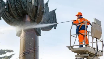 Более 1,1 тыс памятников промоют в Москве после зимы