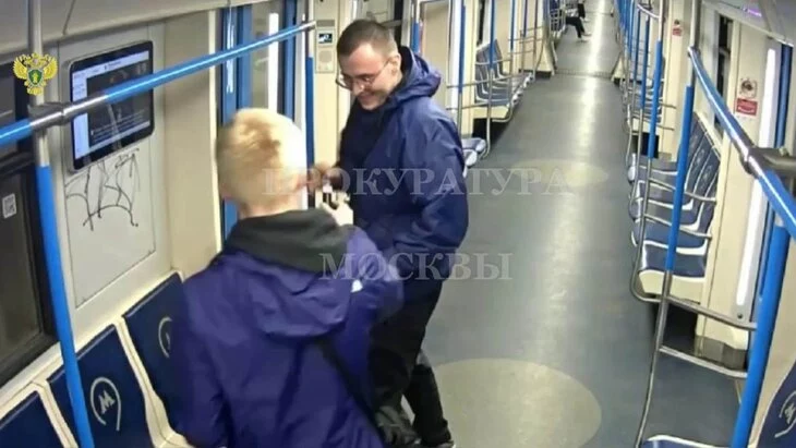 Два вандала разрисовали вагон столичного метро Два вандала разрисовали вагон столичного метро