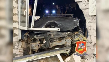 Автомобиль влетел в частный жилой дом в Подмосковье