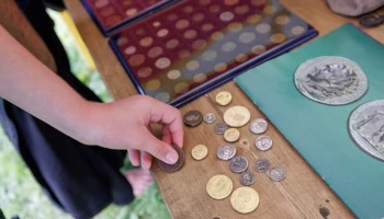 Мошенники похитили у москвички деньги под предлогом продажи старинных монет