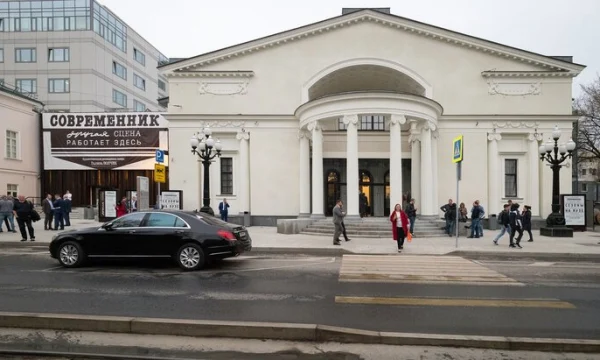 Собянин поздравил коллектив "Современника" с юбилеем театра Собянин поздравил коллектив "Современника" с юбилеем театра