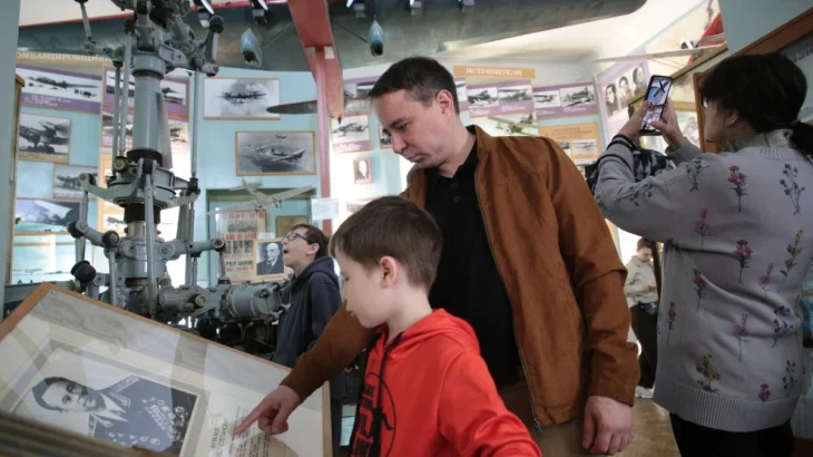 Участник СВО Эльдар Шарипов организовал для жителей САО экскурсию по Центральному дому авиации и кос Участник СВО Эльдар Шарипов организовал для жителей САО экскурсию по Центральному дому авиации и кос