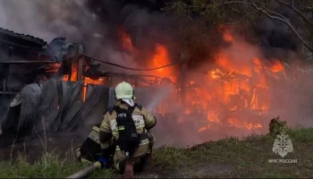 Пожарные тушат крупное возгорание на складе на Камчатке