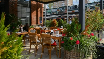 Власти призвали столичных рестораторов закрыть летние веранды из-за грозы