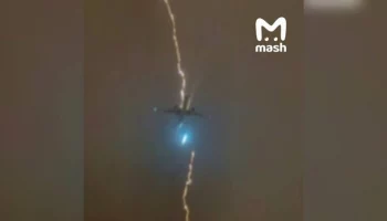 Молния попала в самолет при взлете из аэропорта Ванкувера