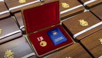 Собянин вручил знак отличия "Волонтер Москвы" 30 лучшим добро&shy;вольцам