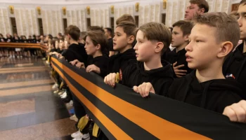 Юные хоккеисты развернули 100-метровую георгиевскую ленту в Музее Победы