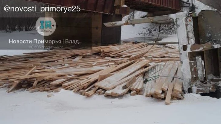 В Приморье обрушился мост через реку Большая Уссурка В Приморье обрушился мост через реку Большая Уссурка