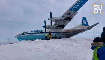 Самолет Ан-12 опрокинулся на бок при посадке в Новом Уренгое