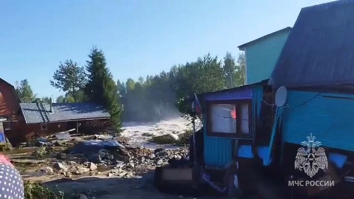 Двое пропавших после прорыва дамбы в Карелии найдены живыми Двое пропавших после прорыва дамбы в Карелии найдены живыми