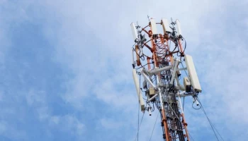 Вышка сотовой связи упала из-за штормового ветра на острове Попова во Владивостоке