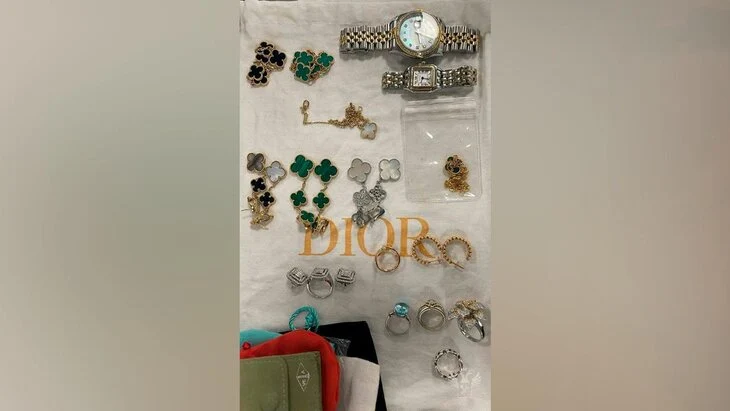 Таможня в Домодедово нашла у россиянки драгоценности стоимостью 5 млн рублей