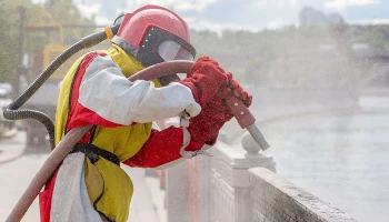 Пескоструйную очистку более 170 инженерных сооружений проведут в Москве