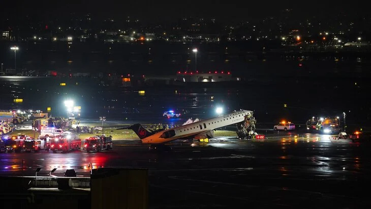 Свыше 40 человек доставили в больницу после столкновения самолета и машины в Нью-Йорке Свыше 40 человек доставили в больницу после столкновения самолета и машины в Нью-Йорке