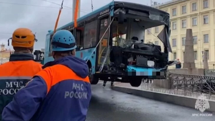 Число погибших при падении автобуса в реку в Петербурге выросло до 7