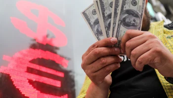 Внебиржевой курс доллара опустился ниже 78 рублей впервые за два года