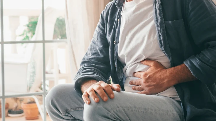 От урчания до изжоги: названы симптомы, которые сигнализируют о раке желудка