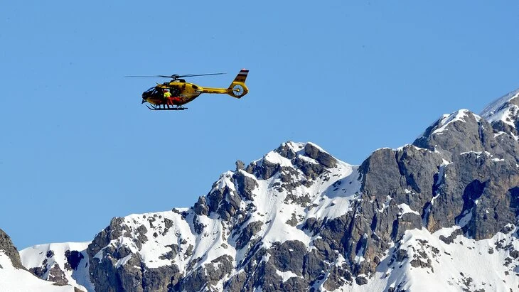 Вертолет не смог вылететь за альпинисткой Наговициной в Киргизии