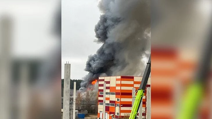 Производственное здание загорелось на площади 1 400 "квадратов" в Подольске Производственное здание загорелось на площади 1 400 "квадратов" в Подольске