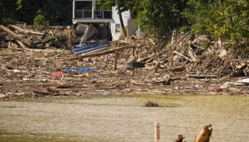 Newsweek: американцы возмущаются миллиардами для Киева на фоне ущерба от урагана в США