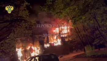 Появились кадры крупного пожара на улице Бурякова