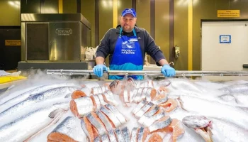 На рынках "Москва &ndash; на волне" действуют скидки на рыбу и икру до 28%