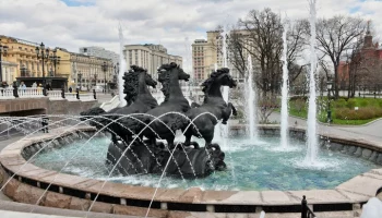 На Манежной площади началась промывка фонтанного комплекса