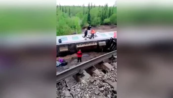 Минздрав Коми: в Инту доставили 14 пострадавших от схода поезда, в том числе ребенка