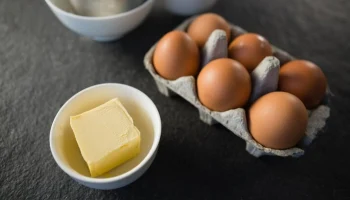 Кабмин освободил производителей сливочного масла и яиц от допвыплат ретейлерам