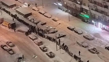 Очереди выстроились на остановках в Москве и Подмосковье из-за сильного снегопада