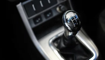 ВС запретил водителям без большого пальца управлять машинами на &laquo;механике&raquo;