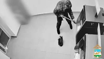 Житель Башкирии гвоздодером пытался вскрыть банкомат с 12 миллионами рублей