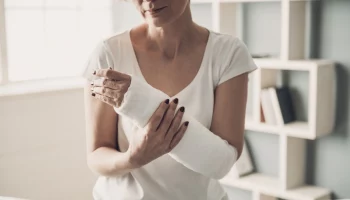 &laquo;Перелом при подъеме сумки&raquo;: чем опасен постменопаузальный остеопороз