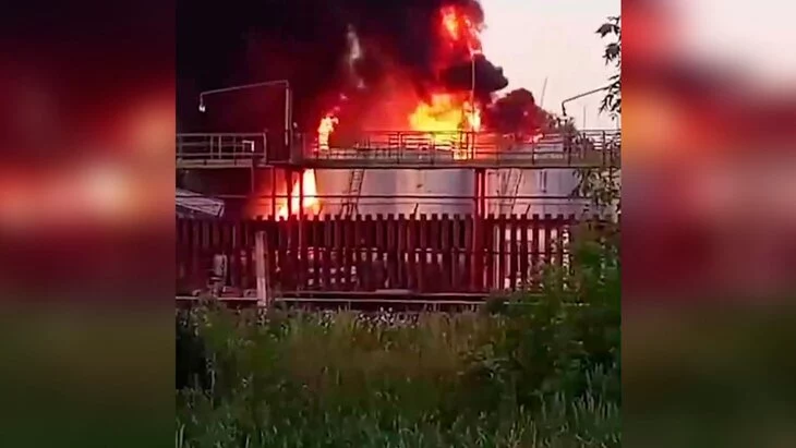 Пожар произошел на нефтебазе после атаки беспилотника в Тамбовской области Пожар произошел на нефтебазе после атаки беспилотника в Тамбовской области