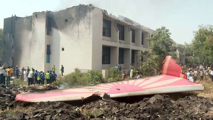 Тела 265 погибших извлечены на месте авиакатастрофы в Индии Тела 265 погибших извлечены на месте авиакатастрофы в Индии